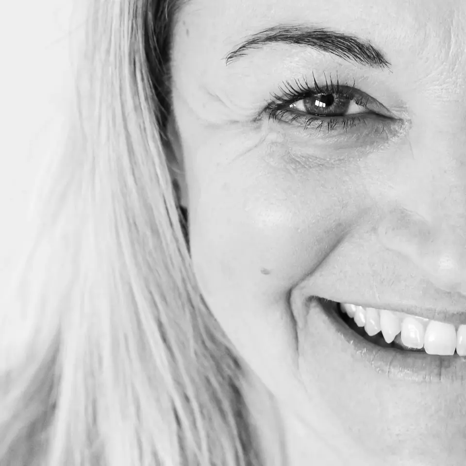 Schwarz-Weiß-Porträt einer Inhaberin des YogaStudio Pulheim, Ausschnitt eines Gesichts