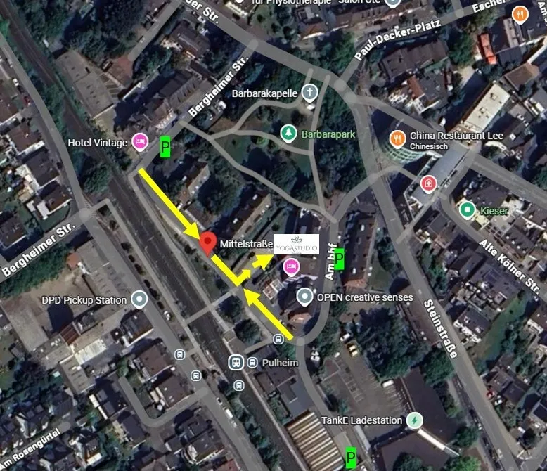 Lageplan als Luftbild: gelbe Pfeile führen über die Mittelstraße zum Hof-Eingang des YogaStudio Pulheim, nahe dem Bahnhof Pulheim; Parkmöglichkeiten sind mit P markiert